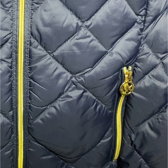 Michael Kors Women's Lightweight Packable Navy Puffer Jacket Sz Medium NWOT - Picture 2 of 4